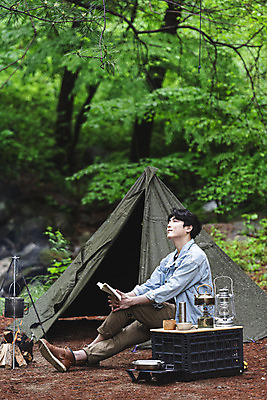 포토 JPG 주간 전신 응시 남자 맨라이프 휴가 휴식 텐트 한명 들기 앉기 성인 취미 야외 옆모습 책 30대 독서 캠핑 한국인 다리꼬기 랜턴 숲 모닥불 반합 싱글라이프 성인남자한명만 캠핑박스 국내포토 자연요소 1 라이프스타일 시선 뷰포인트 컨셉 모션 불 레저 조명 캠핑도구 사람 동양인 장년 남자한명만 성인남자만 파일형식
