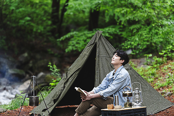 포토 JPG 주간 남자 맨라이프 휴가 휴식 텐트 한명 미소 들기 앉기 상반신 성인 취미 야외 옆모습 책 30대 독서 눈감음 캠핑 한국인 다리꼬기 랜턴 연기 숲 반합 싱글라이프 성인남자한명만 국내포토 자연요소 1 라이프스타일 뷰포인트 컨셉 모션 레저 조명 표정 캠핑도구 사람 동양인 장년 남자한명만 성인남자만 파일형식
