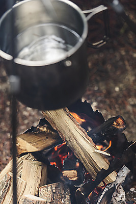포토 JPG 주간 나무 휴가 휴식 취미 사람없음 야외 캠핑 모닥불 반합 국내포토 자연요소 식물 컨셉 불 레저 캠핑도구 파일형식