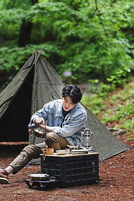 포토 JPG 주간 전신 남자 커피 맨라이프 탁자 주전자 휴가 휴식 텐트 한명 들기 앉기 성인 취미 야외 앞모습 30대 캠핑 한국인 랜턴 붓기 숲 핸드드립 싱글라이프 성인남자한명만 캠핑박스 국내포토 자연요소 1 라이프스타일 음료 뷰포인트 가구 컨셉 모션 주방용품 레저 조명 캠핑도구 사람 동양인 장년 커피용품 남자한명만 성인남자만 파일형식