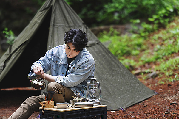 포토 JPG 주간 응시 남자 커피 맨라이프 탁자 주전자 휴가 휴식 텐트 한명 들기 앉기 상반신 성인 취미 야외 앞모습 컵 30대 캠핑 한국인 랜턴 붓기 핸드드립 싱글라이프 성인남자한명만 캠핑박스 국내포토 자연요소 1 라이프스타일 식기 시선 음료 뷰포인트 가구 컨셉 모션 주방용품 레저 조명 캠핑도구 사람 동양인 장년 커피용품 남자한명만 성인남자만 파일형식