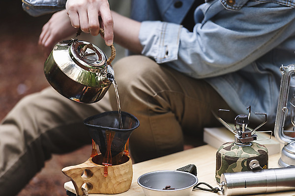 포토 JPG 주간 남자 커피 맨라이프 탁자 주전자 휴가 휴식 한명 들기 앉기 상반신 성인 취미 야외 옆모습 30대 캠핑 한국인 랜턴 붓기 버너 핸드드립 싱글라이프 성인남자한명만 국내포토 자연요소 1 라이프스타일 음료 뷰포인트 가구 컨셉 모션 주방용품 레저 조명 사람 동양인 장년 커피용품 남자한명만 성인남자만 파일형식