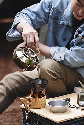 포토 JPG 주간 응시 남자 커피 맨라이프 탁자 주전자 휴가 휴식 한명 들기 앉기 상반신 성인 취미 야외 옆모습 컵 30대 캠핑 한국인 붓기 핸드드립 싱글라이프 성인남자한명만 국내포토 자연요소 1 라이프스타일 식기 시선 음료 뷰포인트 가구 컨셉 모션 주방용품 레저 사람 동양인 장년 커피용품 남자한명만 성인남자만 파일형식