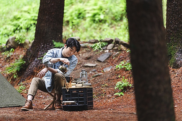 포토 JPG 주간 전신 나무 남자 커피 맨라이프 탁자 주전자 휴가 휴식 텐트 한명 들기 앉기 성인 취미 야외 옆모습 30대 캠핑 한국인 랜턴 붓기 숲 핸드드립 싱글라이프 성인남자한명만 캠핑박스 국내포토 자연요소 식물 1 라이프스타일 음료 뷰포인트 가구 컨셉 모션 주방용품 레저 조명 캠핑도구 사람 동양인 장년 커피용품 남자한명만 성인남자만 파일형식