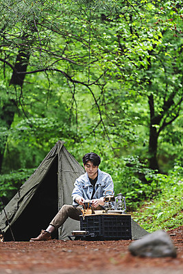 포토 JPG 주간 전신 나무 응시 남자 커피 맨라이프 탁자 주전자 휴가 휴식 텐트 한명 들기 성인 취미 야외 앞모습 컵 30대 캠핑 한국인 랜턴 숲 싱글라이프 성인남자한명만 캠핑박스 국내포토 자연요소 식물 1 라이프스타일 식기 시선 음료 뷰포인트 가구 컨셉 모션 주방용품 레저 조명 캠핑도구 사람 동양인 장년 남자한명만 성인남자만 파일형식