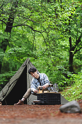 포토 JPG 주간 전신 나무 응시 남자 커피 맨라이프 탁자 주전자 휴가 휴식 텐트 한명 들기 앉기 성인 취미 야외 앞모습 컵 30대 캠핑 한국인 랜턴 잡기 숲 싱글라이프 성인남자한명만 캠핑박스 국내포토 자연요소 식물 1 라이프스타일 식기 시선 음료 뷰포인트 가구 컨셉 모션 주방용품 레저 조명 캠핑도구 사람 동양인 장년 남자한명만 성인남자만 파일형식