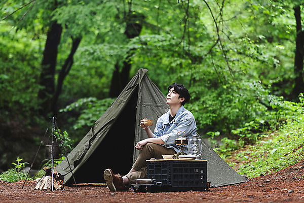 포토 JPG 주간 전신 나무 응시 남자 커피 맨라이프 탁자 주전자 휴가 휴식 텐트 한명 들기 앉기 성인 취미 야외 옆모습 컵 30대 캠핑 한국인 다리꼬기 랜턴 숲 모닥불 싱글라이프 성인남자한명만 캠핑박스 국내포토 자연요소 식물 1 라이프스타일 식기 시선 음료 뷰포인트 가구 컨셉 모션 주방용품 불 레저 조명 캠핑도구 사람 동양인 장년 남자한명만 성인남자만 파일형식