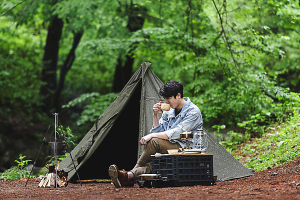 포토 JPG 주간 전신 나무 남자 커피 맨라이프 탁자 주전자 휴가 휴식 텐트 한명 들기 앉기 성인 취미 야외 옆모습 컵 30대 캠핑 한국인 마시기 다리꼬기 랜턴 숲 모닥불 반합 싱글라이프 성인남자한명만 캠핑박스 국내포토 자연요소 식물 1 라이프스타일 식기 음료 뷰포인트 가구 컨셉 모션 주방용품 불 레저 조명 캠핑도구 사람 동양인 장년 남자한명만 성인남자만 파일형식