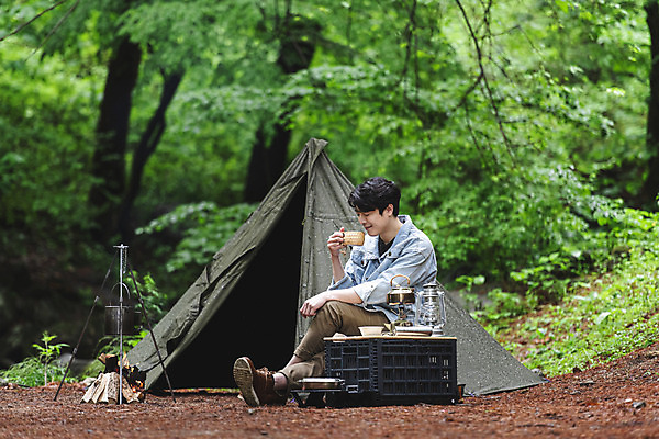 포토 JPG 주간 전신 나무 응시 남자 커피 맨라이프 탁자 주전자 휴가 휴식 텐트 한명 미소 들기 성인 취미 야외 옆모습 컵 30대 캠핑 한국인 랜턴 숲 모닥불 반합 싱글라이프 성인남자한명만 캠핑박스 국내포토 자연요소 식물 1 라이프스타일 식기 시선 음료 뷰포인트 가구 컨셉 모션 주방용품 불 레저 조명 표정 캠핑도구 사람 동양인 장년 남자한명만 성인남자만 파일형식