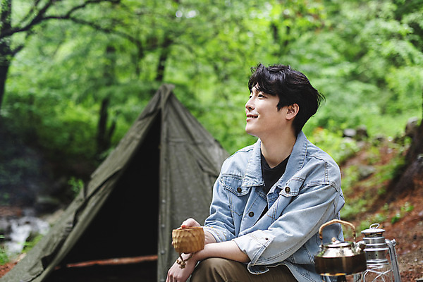 포토 JPG 주간 응시 남자 커피 맨라이프 탁자 주전자 휴가 휴식 텐트 한명 미소 들기 상반신 성인 취미 야외 옆모습 컵 30대 캠핑 한국인 랜턴 숲 싱글라이프 성인남자한명만 국내포토 자연요소 1 라이프스타일 식기 시선 음료 뷰포인트 가구 컨셉 모션 주방용품 레저 조명 표정 캠핑도구 사람 동양인 장년 남자한명만 성인남자만 파일형식