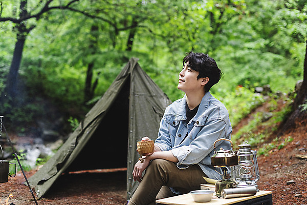 포토 JPG 주간 응시 남자 커피 맨라이프 탁자 주전자 휴가 휴식 텐트 한명 미소 들기 앉기 상반신 성인 취미 야외 옆모습 컵 30대 캠핑 한국인 랜턴 연기 숲 버너 싱글라이프 성인남자한명만 국내포토 자연요소 1 라이프스타일 식기 시선 음료 뷰포인트 가구 컨셉 모션 주방용품 레저 조명 표정 캠핑도구 사람 동양인 장년 남자한명만 성인남자만 파일형식