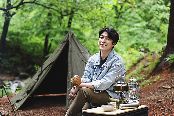 포토 JPG 주간 응시 남자 커피 맨라이프 탁자 주전자 휴가 휴식 텐트 한명 미소 들기 앉기 상반신 성인 취미 야외 옆모습 컵 30대 캠핑 한국인 랜턴 숲 버너 싱글라이프 성인남자한명만 캠핑박스 국내포토 자연요소 1 라이프스타일 식기 시선 음료 뷰포인트 가구 컨셉 모션 주방용품 레저 조명 표정 캠핑도구 사람 동양인 장년 남자한명만 성인남자만 파일형식