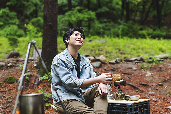 포토 JPG 주간 나무 응시 남자 커피 맨라이프 탁자 주전자 휴가 휴식 텐트 한명 미소 들기 앉기 상반신 성인 취미 야외 옆모습 컵 30대 캠핑 한국인 다리꼬기 랜턴 숲 버너 반합 싱글라이프 성인남자한명만 캠핑박스 국내포토 자연요소 식물 1 라이프스타일 식기 시선 음료 뷰포인트 가구 컨셉 모션 주방용품 레저 조명 표정 캠핑도구 사람 동양인 장년 남자한명만 성인남자만 파일형식
