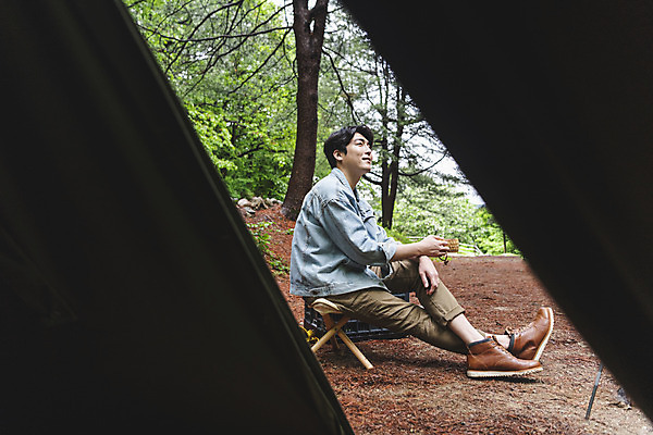 포토 JPG 주간 전신 나무 응시 남자 커피 맨라이프 의자 휴가 휴식 한명 미소 들기 앉기 성인 취미 야외 옆모습 컵 30대 캠핑 한국인 다리꼬기 싱글라이프 성인남자한명만 국내포토 자연요소 식물 1 라이프스타일 식기 시선 음료 뷰포인트 가구 컨셉 모션 레저 표정 사람 동양인 장년 남자한명만 성인남자만 파일형식