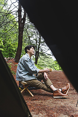 포토 JPG 주간 전신 나무 응시 남자 커피 맨라이프 의자 휴가 휴식 텐트 한명 미소 들기 앉기 성인 취미 야외 옆모습 컵 30대 캠핑 한국인 다리꼬기 숲 싱글라이프 성인남자한명만 국내포토 자연요소 식물 1 라이프스타일 식기 시선 음료 뷰포인트 가구 컨셉 모션 레저 표정 캠핑도구 사람 동양인 장년 남자한명만 성인남자만 파일형식