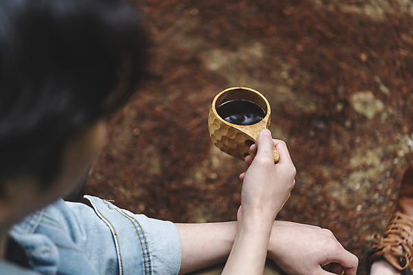 포토 JPG 주간 손 남자 커피 맨라이프 휴가 휴식 한명 들기 성인 취미 야외 뒷모습 컵 30대 캠핑 한국인 소프트포커스 숲 싱글라이프 성인남자한명만 국내포토 자연요소 1 라이프스타일 식기 음료 뷰포인트 컨셉 모션 레저 촬영기법 사람 동양인 신체부위 장년 남자한명만 성인남자만 파일형식