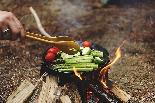 포토 JPG 주간 손 맨라이프 방울토마토 휴가 요리 들기 취미 야외 신체부위 캠핑 프라이팬 모닥불 굽기 아스파라거스 나무집게 방울양배추 국내포토 자연요소 라이프스타일 남자 토마토 채소 모션 주방용품 불 레저 집게 사람 목재 구이 양배추 파일형식