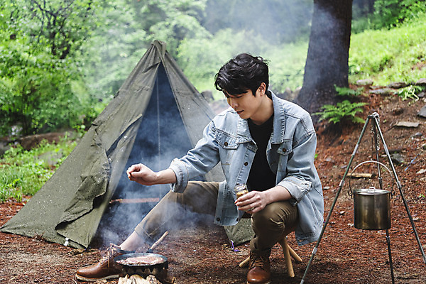 포토 JPG 주간 전신 나무 응시 남자 맨라이프 휴가 텐트 스테이크 요리 한명 앉기 성인 취미 야외 옆모습 30대 캠핑 한국인 소고기 프라이팬 숲 모닥불 뿌리기 반합 싱글라이프 성인남자한명만 국내포토 자연요소 식물 1 라이프스타일 시선 뷰포인트 모션 주방용품 불 레저 서양음식 캠핑도구 육류 사람 동양인 장년 남자한명만 성인남자만 파일형식