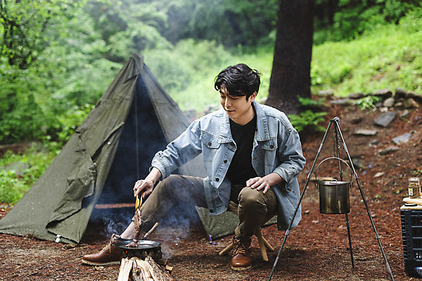 포토 JPG 주간 전신 나무 응시 남자 맨라이프 휴가 텐트 스테이크 요리 한명 들기 앉기 성인 취미 야외 옆모습 30대 캠핑 한국인 소고기 프라이팬 숲 모닥불 굽기 나무집게 반합 싱글라이프 성인남자한명만 국내포토 자연요소 식물 1 라이프스타일 시선 뷰포인트 모션 주방용품 불 레저 서양음식 집게 캠핑도구 육류 사람 동양인 목재 장년 구이 남자한명만 성인남자만 파일형식