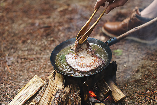 포토 JPG 주간 손 맨라이프 발 휴가 스테이크 요리 들기 취미 야외 신체부위 캠핑 소고기 프라이팬 모닥불 굽기 나무집게 국내포토 자연요소 라이프스타일 남자 모션 주방용품 불 레저 서양음식 집게 육류 사람 목재 구이 파일형식