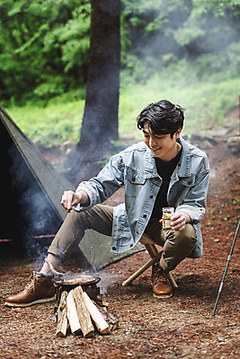 포토 JPG 주간 전신 나무 응시 남자 맨라이프 휴가 텐트 스테이크 요리 한명 미소 들기 앉기 성인 취미 야외 앞모습 30대 캠핑 한국인 소고기 양념 프라이팬 숲 장작 뿌리기 화로 싱글라이프 성인남자한명만 국내포토 자연요소 식물 1 라이프스타일 그릇 시선 뷰포인트 모션 주방용품 레저 서양음식 표정 캠핑도구 육류 사람 동양인 장년 남자한명만 성인남자만 파일형식