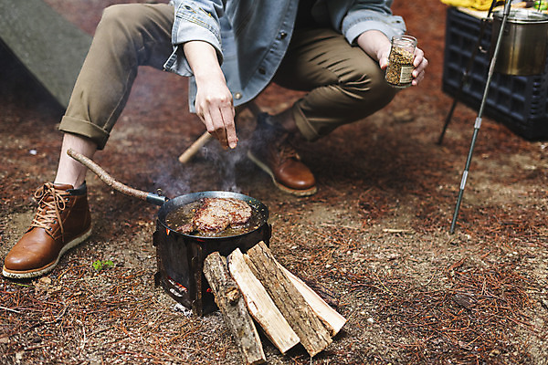 포토 JPG 주간 남자 맨라이프 휴가 휴식 텐트 스테이크 요리 한명 앉기 성인 취미 야외 30대 캠핑 한국인 소고기 하반신 양념 프라이팬 장작 뿌리기 화로 반합 싱글라이프 성인남자한명만 국내포토 자연요소 1 라이프스타일 그릇 컨셉 모션 주방용품 레저 서양음식 캠핑도구 육류 사람 동양인 장년 남자한명만 성인남자만 파일형식