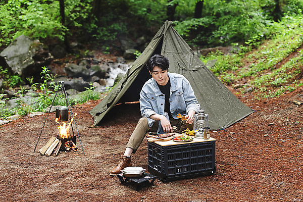 포토 JPG 주간 전신 나무 응시 남자 맨라이프 탁자 휴가 휴식 텐트 스테이크 한명 들기 앉기 성인 취미 야외 앞모습 30대 캠핑 한국인 랜턴 프라이팬 숲 모닥불 반합 싱글라이프 성인남자한명만 캠핑박스 국내포토 자연요소 식물 1 라이프스타일 시선 뷰포인트 가구 컨셉 모션 주방용품 불 레저 조명 서양음식 캠핑도구 사람 동양인 장년 남자한명만 성인남자만 파일형식