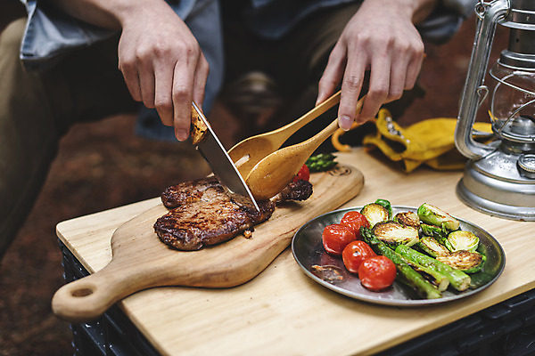 포토 JPG 주간 손 맨라이프 방울토마토 탁자 휴가 스테이크 요리 들기 취미 야외 신체부위 캠핑 소고기 랜턴 숲 자르기 아스파라거스 식칼 나무도마 방울양배추 캠핑박스 국내포토 자연요소 라이프스타일 남자 가구 토마토 채소 모션 주방용품 레저 조명 도마 서양음식 캠핑도구 육류 사람 목재 양배추 파일형식