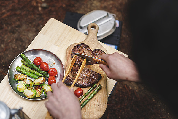 포토 JPG 주간 손 맨라이프 방울토마토 탁자 휴가 스테이크 요리 들기 취미 야외 신체부위 캠핑 소고기 랜턴 소프트포커스 숲 자르기 아스파라거스 식칼 나무도마 나무집게 방울양배추 싱글라이프 국내포토 자연요소 라이프스타일 남자 가구 토마토 채소 모션 주방용품 레저 조명 도마 서양음식 촬영기법 집게 육류 사람 목재 양배추 파일형식