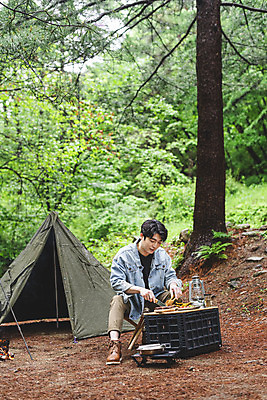 포토 JPG 주간 전신 응시 남자 맨라이프 탁자 휴가 텐트 스테이크 요리 한명 들기 앉기 성인 취미 야외 옆모습 30대 캠핑 한국인 랜턴 숲 자르기 식칼 나무집게 싱글라이프 성인남자한명만 캠핑박스 국내포토 자연요소 1 라이프스타일 시선 뷰포인트 가구 모션 주방용품 레저 조명 서양음식 집게 캠핑도구 사람 동양인 목재 장년 남자한명만 성인남자만 파일형식