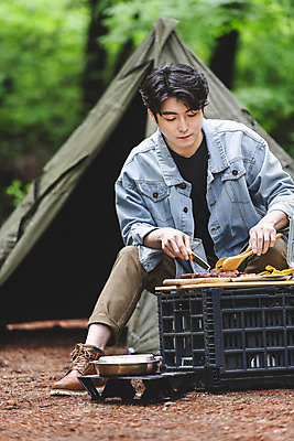 포토 JPG 주간 전신 응시 남자 맨라이프 탁자 휴가 텐트 스테이크 요리 한명 앉기 성인 취미 야외 앞모습 30대 캠핑 한국인 숲 자르기 식칼 나무집게 싱글라이프 성인남자한명만 캠핑박스 국내포토 자연요소 1 라이프스타일 시선 뷰포인트 가구 모션 주방용품 레저 서양음식 집게 캠핑도구 사람 동양인 목재 장년 남자한명만 성인남자만 파일형식