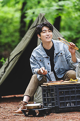 포토 JPG 주간 전신 응시 남자 맨라이프 탁자 휴가 휴식 텐트 스테이크 요리 한명 미소 들기 앉기 성인 취미 야외 앞모습 30대 캠핑 한국인 랜턴 숲 식칼 나무집게 싱글라이프 성인남자한명만 캠핑박스 국내포토 자연요소 1 라이프스타일 시선 뷰포인트 가구 컨셉 모션 주방용품 레저 조명 서양음식 표정 집게 캠핑도구 사람 동양인 목재 장년 남자한명만 성인남자만 파일형식