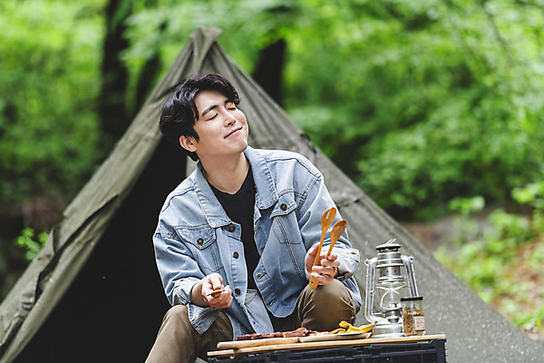 포토 JPG 주간 남자 맨라이프 탁자 휴가 휴식 텐트 스테이크 요리 한명 미소 들기 앉기 상반신 성인 취미 야외 앞모습 아웃포커스 30대 눈감음 캠핑 한국인 랜턴 숲 식칼 나무집게 싱글라이프 성인남자한명만 국내포토 자연요소 1 라이프스타일 뷰포인트 가구 컨셉 모션 주방용품 레저 조명 서양음식 촬영기법 표정 집게 캠핑도구 사람 동양인 목재 장년 남자한명만 성인남자만 파일형식