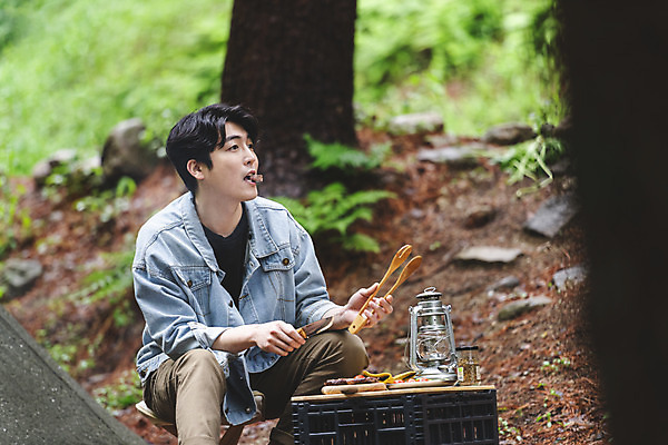 포토 JPG 주간 응시 남자 맨라이프 탁자 휴가 휴식 텐트 스테이크 요리 한명 들기 앉기 상반신 성인 취미 야외 옆모습 30대 캠핑 한국인 랜턴 숲 먹기 식칼 나무집게 싱글라이프 성인남자한명만 캠핑박스 국내포토 자연요소 1 라이프스타일 시선 뷰포인트 가구 컨셉 모션 주방용품 레저 조명 서양음식 집게 캠핑도구 사람 동양인 목재 장년 남자한명만 성인남자만 파일형식