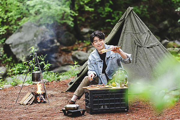 포토 JPG 주간 전신 응시 남자 맨라이프 탁자 휴가 휴식 텐트 스테이크 요리 한명 미소 들기 앉기 성인 취미 야외 앞모습 30대 캠핑 한국인 랜턴 소프트포커스 숲 식칼 나무도마 나무집게 반합 싱글라이프 성인남자한명만 캠핑박스 국내포토 자연요소 1 라이프스타일 시선 뷰포인트 가구 컨셉 모션 주방용품 레저 조명 도마 서양음식 촬영기법 표정 집게 캠핑도구 사람 동양인 목재 장년 남자한명만 성인남자만 파일형식