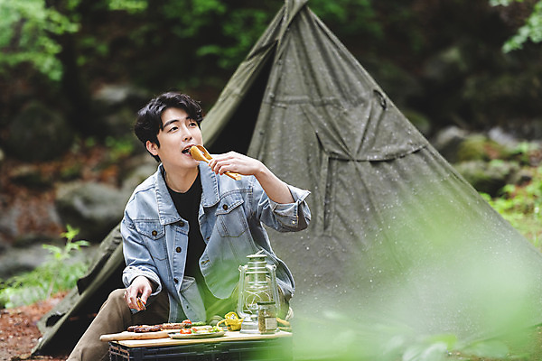 포토 JPG 주간 응시 남자 맨라이프 탁자 휴가 휴식 텐트 스테이크 요리 한명 들기 앉기 상반신 성인 취미 야외 앞모습 30대 캠핑 한국인 랜턴 소프트포커스 숲 먹기 식칼 나무집게 싱글라이프 성인남자한명만 캠핑박스 국내포토 자연요소 1 라이프스타일 시선 뷰포인트 가구 컨셉 모션 주방용품 레저 조명 서양음식 촬영기법 집게 캠핑도구 사람 동양인 목재 장년 남자한명만 성인남자만 파일형식