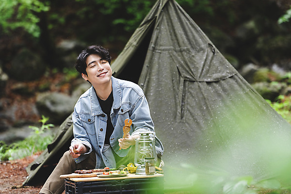 포토 JPG 주간 응시 남자 맨라이프 탁자 휴가 휴식 텐트 스테이크 요리 한명 미소 들기 앉기 상반신 성인 취미 야외 앞모습 30대 눈감음 캠핑 한국인 랜턴 소프트포커스 숲 먹기 식칼 나무집게 싱글라이프 성인남자한명만 캠핑박스 국내포토 자연요소 1 라이프스타일 시선 뷰포인트 가구 컨셉 모션 주방용품 레저 조명 서양음식 촬영기법 표정 집게 캠핑도구 사람 동양인 목재 장년 남자한명만 성인남자만 파일형식