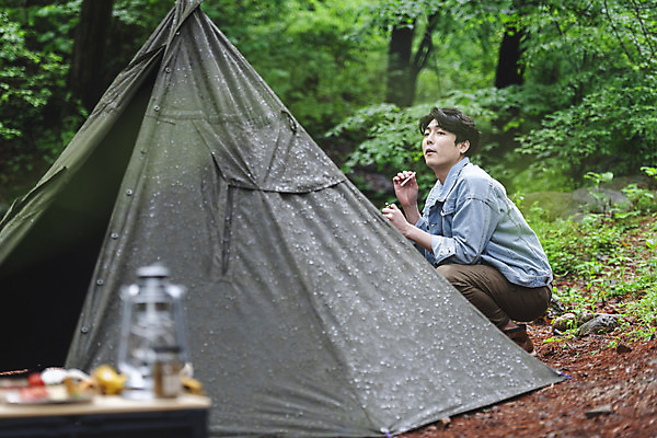 포토 JPG 주간 전신 응시 남자 맨라이프 휴가 휴식 흡연 담배 텐트 한명 들기 성인 야외 옆모습 30대 캠핑 한국인 소프트포커스 숲 웅크림 공중도덕 눈치 불법 싱글라이프 성인남자한명만 비매너 캠핑박스 국내포토 자연요소 1 라이프스타일 시선 뷰포인트 컨셉 모션 레저 촬영기법 캠핑도구 사람 동양인 장년 범죄 남자한명만 성인남자만 파일형식
