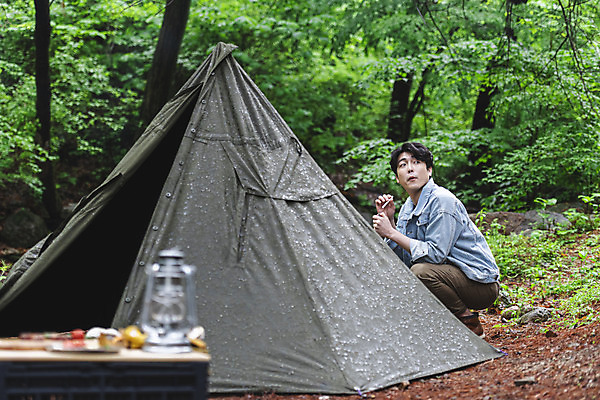 포토 JPG 주간 전신 응시 남자 맨라이프 휴가 휴식 흡연 담배 텐트 한명 들기 성인 야외 옆모습 30대 캠핑 한국인 숲 웅크림 공중도덕 눈치 불법 싱글라이프 성인남자한명만 비매너 캠핑박스 국내포토 자연요소 1 라이프스타일 시선 뷰포인트 컨셉 모션 레저 캠핑도구 사람 동양인 장년 범죄 남자한명만 성인남자만 파일형식