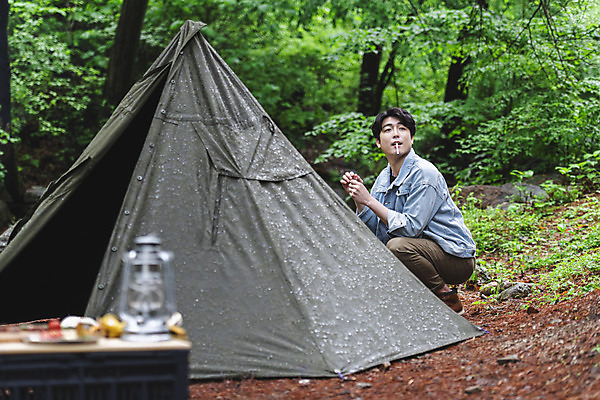 포토 JPG 주간 응시 남자 맨라이프 휴가 휴식 흡연 담배 텐트 한명 들기 성인 야외 옆모습 30대 캠핑 한국인 숲 공중도덕 눈치 불법 싱글라이프 성인남자한명만 비매너 캠핑박스 국내포토 자연요소 1 라이프스타일 시선 뷰포인트 컨셉 모션 레저 캠핑도구 사람 동양인 장년 범죄 남자한명만 성인남자만 파일형식