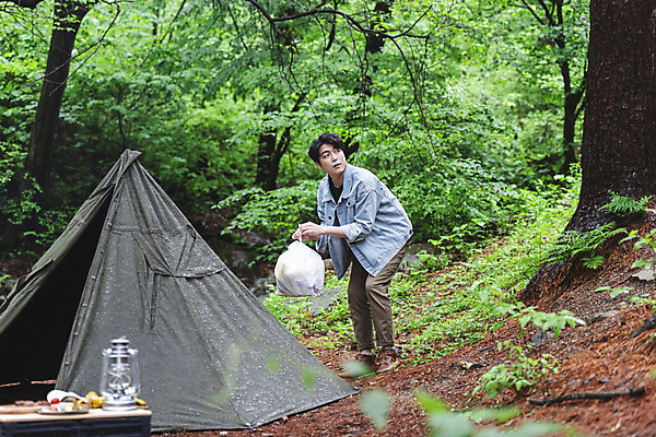 포토 JPG 주간 전신 응시 남자 맨라이프 휴가 휴식 텐트 한명 서기 들기 성인 야외 옆모습 30대 캠핑 한국인 환경오염 오염 쓰레기 숲 쓰레기봉투 공중도덕 눈치 무단투기 불법 싱글라이프 성인남자한명만 비매너 무단 국내포토 자연요소 1 라이프스타일 시선 뷰포인트 컨셉 모션 레저 봉투 캠핑도구 사람 동양인 장년 범죄 남자한명만 성인남자만 파일형식