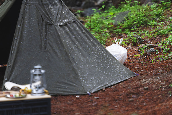 포토 JPG 주간 휴가 텐트 사람없음 야외 캠핑 환경오염 오염 쓰레기 쓰레기봉투 무단투기 불법 캠핑박스 무단 국내포토 자연요소 컨셉 레저 봉투 캠핑도구 범죄 파일형식