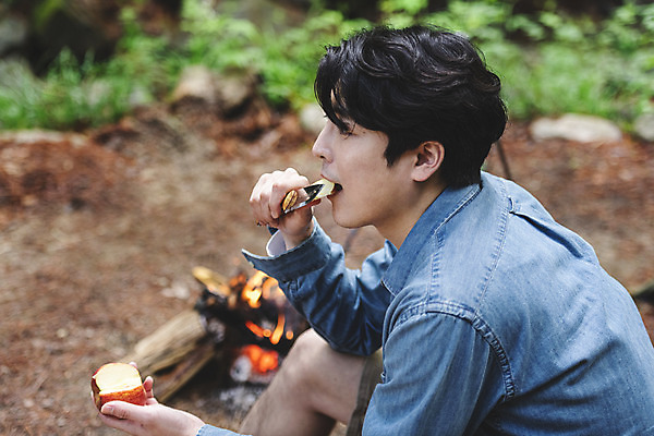 포토 JPG 주간 나무 응시 남자 맨라이프 휴가 휴식 한명 들기 상반신 성인 취미 야외 옆모습 30대 캠핑 한국인 사과 숲 모닥불 먹기 식칼 싱글라이프 성인남자한명만 국내포토 자연요소 식물 1 라이프스타일 시선 뷰포인트 컨셉 과일 모션 주방용품 불 레저 사람 동양인 장년 남자한명만 성인남자만 파일형식