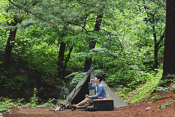 포토 JPG 주간 전신 나무 응시 남자 맨라이프 탁자 휴가 휴식 텐트 한명 들기 앉기 성인 취미 야외 옆모습 30대 캠핑 한국인 랜턴 사과 숲 먹기 싱글라이프 성인남자한명만 캠핑박스 국내포토 자연요소 식물 1 라이프스타일 시선 뷰포인트 가구 컨셉 과일 모션 레저 조명 캠핑도구 사람 동양인 장년 남자한명만 성인남자만 파일형식