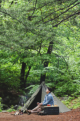 포토 JPG 주간 전신 나무 응시 남자 맨라이프 탁자 휴가 휴식 텐트 한명 들기 앉기 성인 취미 야외 옆모습 30대 캠핑 한국인 랜턴 사과 숲 싱글라이프 성인남자한명만 캠핑박스 국내포토 자연요소 식물 1 라이프스타일 시선 뷰포인트 가구 컨셉 과일 모션 레저 조명 캠핑도구 사람 동양인 장년 남자한명만 성인남자만 파일형식