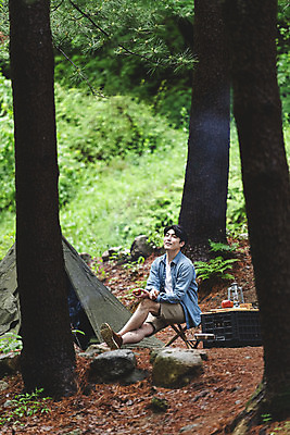 포토 JPG 주간 전신 나무 응시 남자 맨라이프 탁자 휴가 휴식 텐트 한명 미소 들기 앉기 성인 취미 야외 옆모습 30대 캠핑 한국인 랜턴 사과 숲 싱글라이프 성인남자한명만 캠핑박스 국내포토 자연요소 식물 1 라이프스타일 시선 뷰포인트 가구 컨셉 과일 모션 레저 조명 표정 캠핑도구 사람 동양인 장년 남자한명만 성인남자만 파일형식