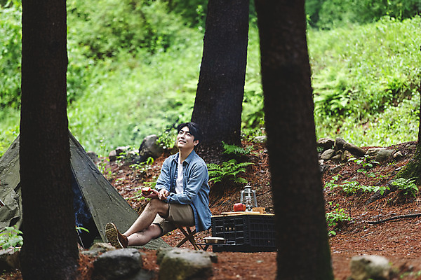 포토 JPG 주간 전신 나무 응시 남자 맨라이프 탁자 휴가 휴식 텐트 한명 미소 들기 앉기 성인 취미 야외 옆모습 30대 캠핑 한국인 랜턴 사과 숲 싱글라이프 성인남자한명만 캠핑박스 국내포토 자연요소 식물 1 라이프스타일 시선 뷰포인트 가구 컨셉 과일 모션 레저 조명 표정 캠핑도구 사람 동양인 장년 남자한명만 성인남자만 파일형식
