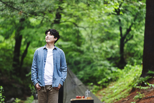 포토 JPG 주간 응시 남자 맨라이프 탁자 휴가 휴식 텐트 한명 미소 상반신 성인 취미 야외 앞모습 30대 산책 캠핑 한국인 숲 주머니손 싱글라이프 성인남자한명만 캠핑박스 국내포토 자연요소 1 라이프스타일 시선 뷰포인트 가구 컨셉 모션 레저 표정 캠핑도구 사람 동양인 장년 남자한명만 성인남자만 파일형식