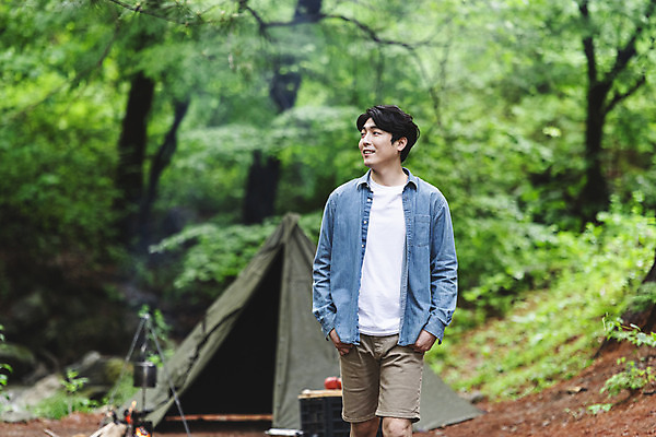 포토 JPG 주간 나무 응시 남자 맨라이프 탁자 휴가 휴식 텐트 한명 미소 상반신 성인 취미 야외 앞모습 30대 산책 캠핑 한국인 숲 주머니손 싱글라이프 성인남자한명만 캠핑박스 국내포토 자연요소 식물 1 라이프스타일 시선 뷰포인트 가구 컨셉 모션 레저 표정 캠핑도구 사람 동양인 장년 남자한명만 성인남자만 파일형식
