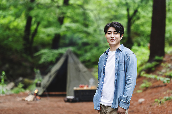 포토 JPG 주간 나무 응시 남자 맨라이프 탁자 휴가 휴식 텐트 한명 미소 성인 취미 야외 앞모습 아웃포커스 30대 산책 캠핑 한국인 숲 주머니손 싱글라이프 성인남자한명만 캠핑박스 국내포토 자연요소 식물 1 라이프스타일 시선 뷰포인트 가구 컨셉 모션 레저 촬영기법 표정 캠핑도구 사람 동양인 장년 남자한명만 성인남자만 파일형식